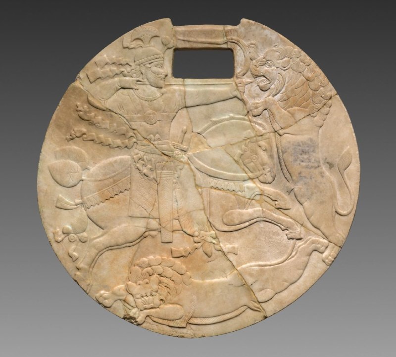 پیام مهر(گنجینه کنفرانسهای دین و تاریخ ایران باستان): 🦁شاهشاه ساسانی درحال شکار شیرواپسین دهۀ قرن سوم میلادی۳.۵ در ۴۹.۲ سانتی‌مترسنگ مرمرموزۀ کلیولند🔥🏆🆔 @payammehrzartosht🌼