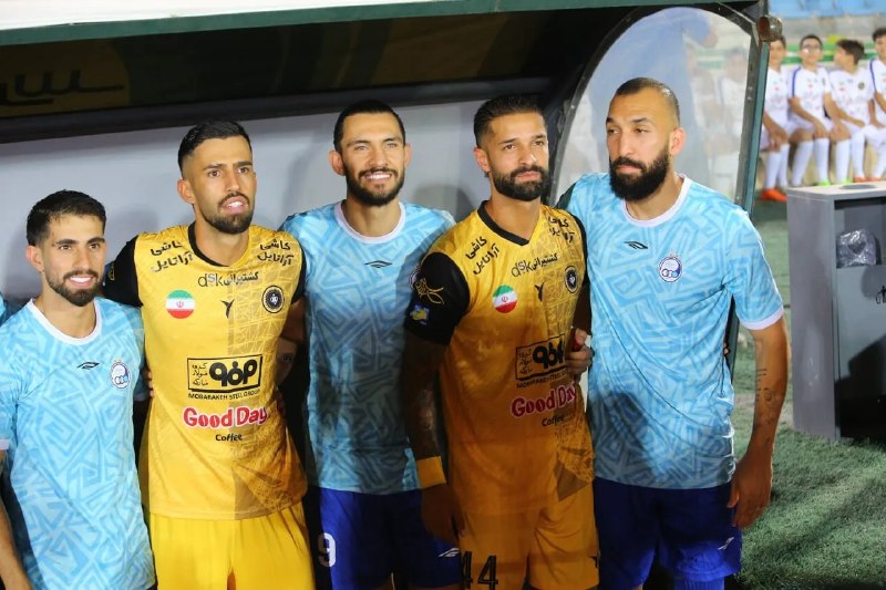Bistodo IR | بیست و دو ⚽️: ⚽️⚽️ استقلالی های سابق که الان سپاهانن قبل بازی رفتن سمت نیمکت استقلال و دست دادن و احوال پرسی کردن و حسینی سمت تمام اعض