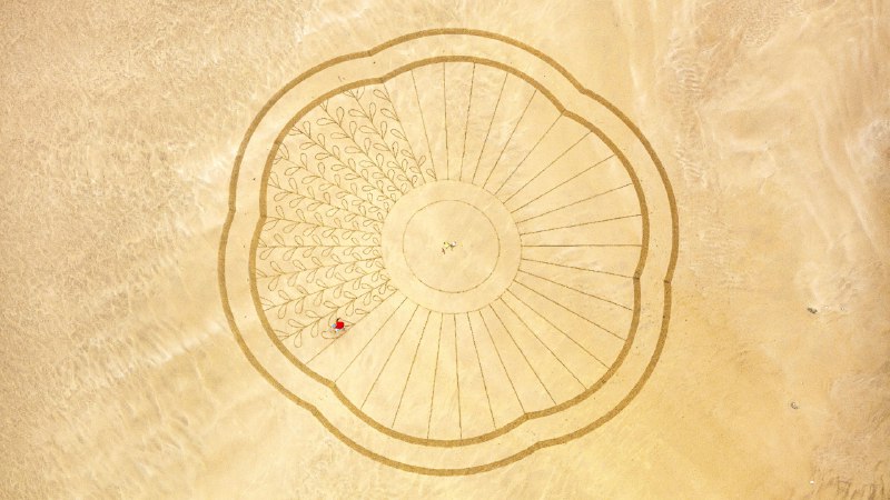 See Art, Do Art, Be ArtBeach art by Zarpõ at plage de Sauveterre, Les Sables-d'Olonne, France (© Hemis/Alamy)