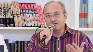 В Москве задержали кулинарного историка Павла Сюткина — на него завели уголовку о «фейках» про ВС РФ.В СК утверждают, что он опубликовал в своем телеграм-канале «заведомо ложную информацию о действиях российских военных против мирного населения Украины».Сю