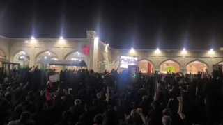 לאחר שהתפללו על גופתו הטהורה של האימאם ההרוג, ההמונים האבלים עדיין מתקשרים