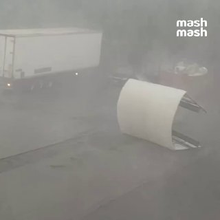 Ливень, град и ветер идут в Москву — в области уже бушует непогода, вырывает деревья и сносит остановки. Несмотря на жару, в столицу пришёл антициклон — вместе с грозой, дождями, градом и ветром. В Подмосковье и на окраинах затапливает дороги, видимость по