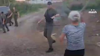 Тёща криминального авторитета с Урала обиделась на соседа за пыль с дороги и подослала к нему братков на геликах. План сорвала уже его тёща — разогнала бугаев лопатой. 1:0 не в пользу бандитского автопрома.Простой мужчина средних лет Алексей проехал мимо д