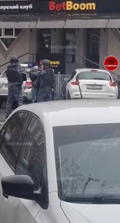 Мужчина с ножом напал на букмекерскую контору во Владикавказе, сообщает «РИА Новости» со ссылкой на правоохранительные органы.По предварительным данным, 36-летний нападавший ранил 25-летнюю сотрудницу букмекерской конторы, сейчас она находится в реанимации