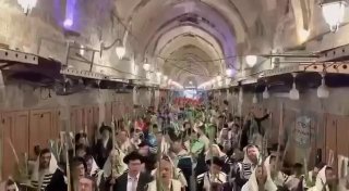 مستوطنون يؤدون طقوساً تلمودية بسوق القطانين المؤدي للأقصى