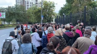 Лиду Мониаву в итоге привели в суд. Следствие просит запрет определенных действийПо оценке «Слово защите», у здания находятся около 200 человек. Фактически суд проходит в закрытом режиме, поскольку в 18:00 (мск) закончилось формальное рабочее время. Приста