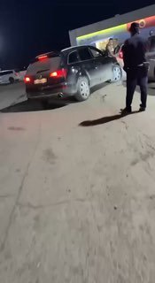 В Иркутской области полицейский достал оружие из-за конфликта на заправке, видео распространяется в соцсетях. Мужчина в футболке с гербом России и триколором приехал к AЗС и попытался встать вне очереди. Женщина, перед которой он остановился, начала снимат