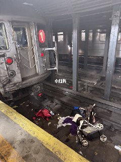 145st发生什么事了刚刚在坐地铁，车突然在145st停了挺久，之后广播让所有人下车。当时坐在车头，算是比较幸运，下车还算顺利 我旁边一位老太太淡定地跟我说了一句：“always happens in 145st…” #纽约 #纽约地铁 #交通堵塞现场 #流浪汉 #带电作业 #应急处理 #蝴蝶效应 #混乱日常