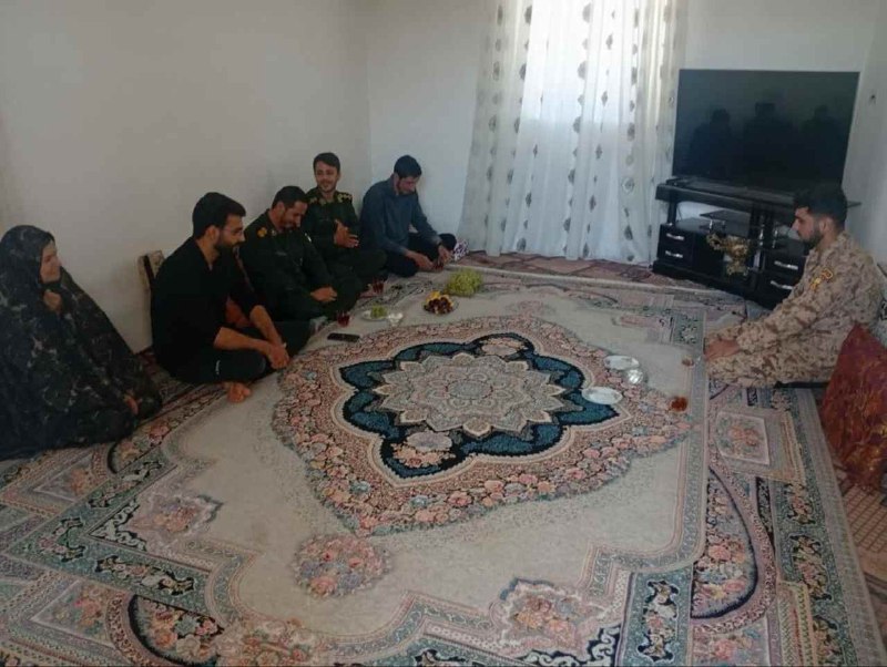 کانال ‌‌نیلوفر سنخواست: فرمانده حوزه بسیج شهید مطهری بخش سنخواست به همراه اعضای شورای حوزه، با خانواده‌های سربازان حمید شبانی و عرفان عزیزی دیدا