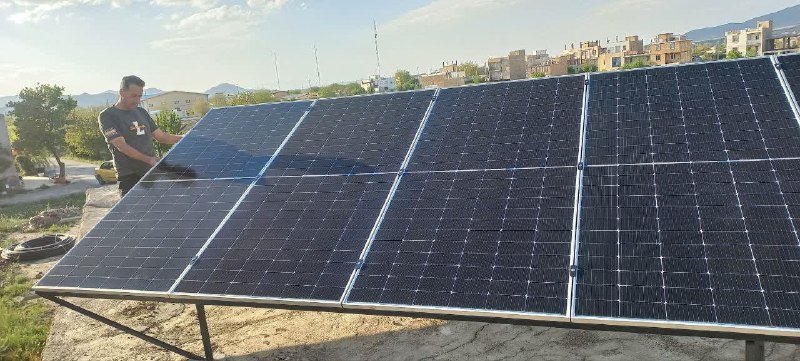 آقداش سیتی(سنگ سفید): ☀️ با خورشید، انگور هم شیرین‌تر می‌شه! 🍇دنبال راهی هستید که توی گرما و شبهای تاریک باغ، هم برق داشته باشید هم دغدغه‌ی هز