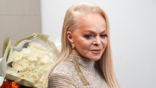 Ларисе Долиной стало плохо в её квартире в Москве. По данным Mash, она вызвала скорую помощь из-за, предварительно, невыносимой боли в спине. Артистка несколько часов лежит на кровати и не может встать. Боли резкие и отдают в ногу.❗ Не грузятся фото и виде