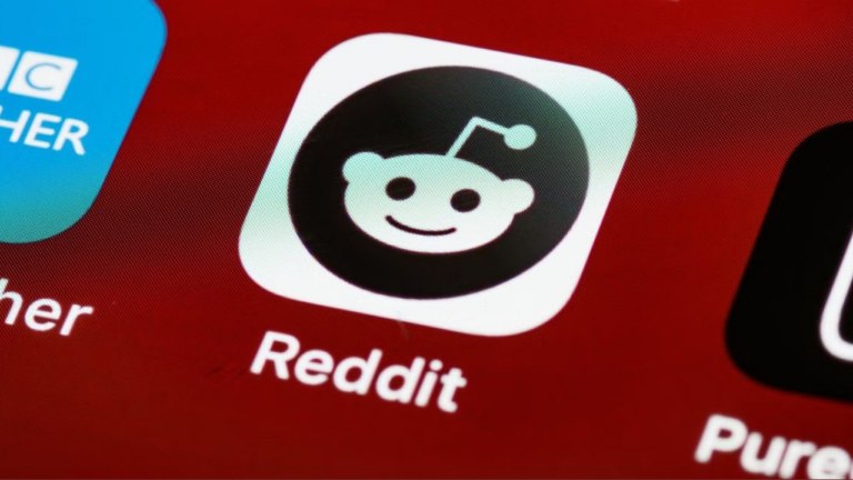 מניות Reddit צונחות ב-30% לאחר שהמנכ"ל הזהיר שגוגל בינה מלאכותית מצמצמת הפניות לחיפוש - קרא עוד