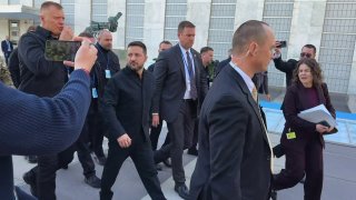 «На ракете, б***»: Зеленский ответил на вопрос журналиста «Вестей» о том, когда он приедет в Москву.Кадры были сняты на полях Генассамблеи ООН в Нью-Йорке.