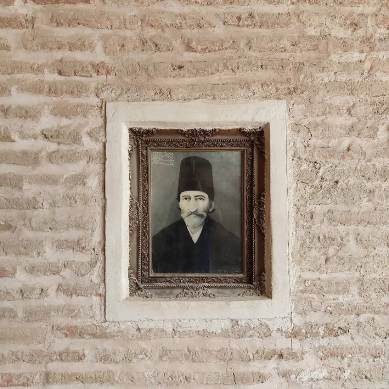 ایرج میرزا: مقبره حسنعلی خان گروسی امیرنظام در ایوان شمالی آرامگاه شاه نعمت الله ولی، متوفی ۱۲۷۸ (۱۳۱۷ق) به وقت حکومت کرمان و بلوچست