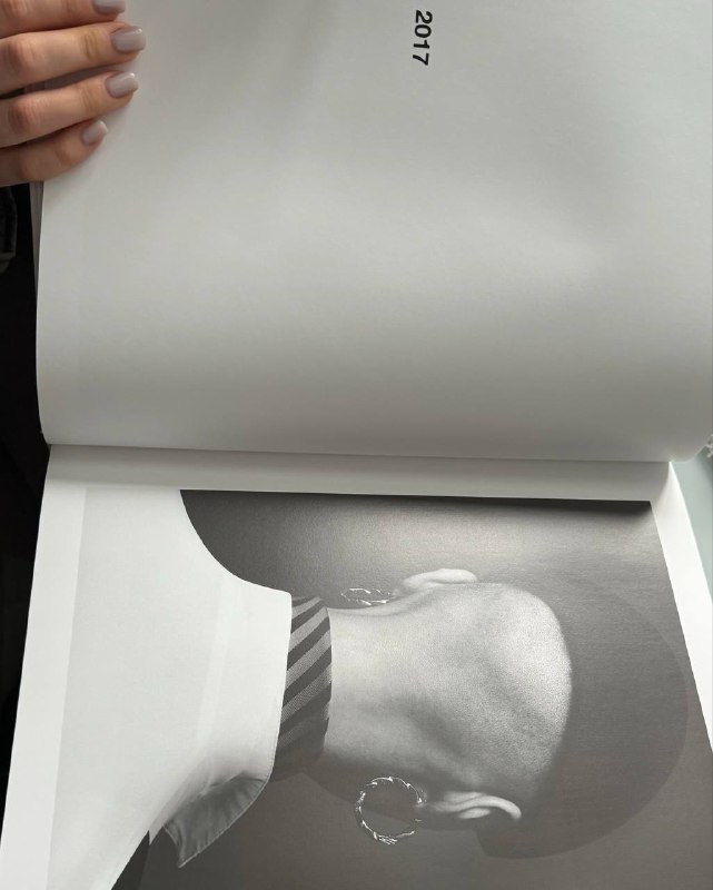 Хочу поделится с вами мыслями, пока жду посадку на рейс. Не отпускает меня вопрос «почему волосы?»Поиск красоты в них, один из смыслов моей жизни. Они завораживают, вдохновляют, реализуют мои амбиции. Это то, что отражает меня как художника, со своим индивидуальным почерком в работе. Мое настроение напрямую зависит от качества прикосновения к волосам. В моей голове всегда одна и та же мысль  «что и как?». Результат своей работы с ними, вот что делает меня по-настоящему счастливой. Как я готовлю волосы к стрижке?Это ритуал, который включает диалог, мытье, разделение волос, саму стрижку и укладку. Я всегда испытываю волнение, даже некий азарт в ожидании встречи с новым образом сидящего передо мной человека. Все чувства, которые я испытываю по финалу стрижки, смотря на человека — это букет, который по истине уникален и не подменим. Он из года в год укрепляет мою самооценку.Волосы символизируют: силу, красоту, уязвимость и независимость. Порой они показывают мне намного больше об их носителе, чем я услышу.Я пришла к пониманию, что красота заключается не только в результате стрижки, но и в процессе укрощения. В том, какими они могут быть, когда находятся не в естественном, распущенном состоянии. Это осознание повлияло на мою работу и даже на восприятие себя.