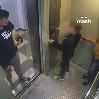 17-летний дядя поставил ребёнка на колени в подмосковной Балашихе — деточка от чего-то ущемился на школьников в лифте и начал им угрожать.Саиджону (имя изменено) что-то не понравилось в поведении мальцов 8 и 11 лет, пока они ехали с ним на этаж. Грозный ти