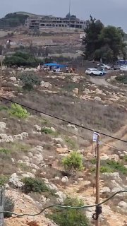 מתנחלים הסתערו על סביבת בית באזור המזרחי של העיירה אום צפא, צפונית מערבית לרמאללה.