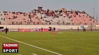 שחקני פרספוליס מבקרים בדשא של אצטדיון וואטאני לפני תחילת המשחק עם נאסאג'י