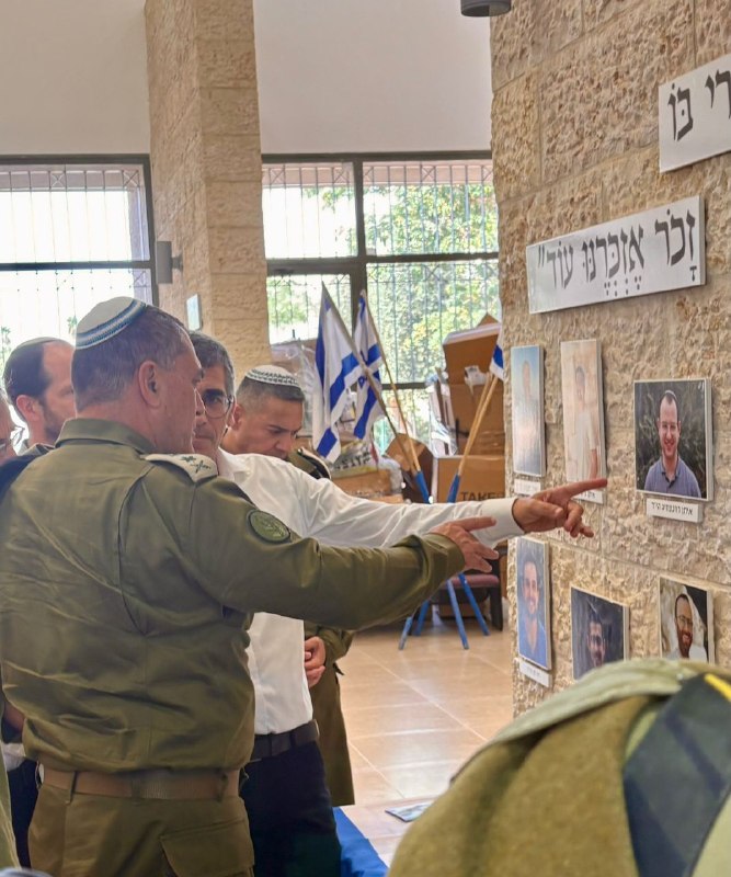 כשברקע חוק אי-הגיוס: הרמטכ"ל זמיר הגיע לישיבת ירוחם לפתיחת זמן אלול, ופגש את פצועי הישיבה. בתמונה: מול קיר…