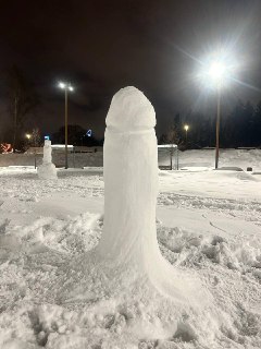 Прошлогодние тренды возвращаются: в Екатеринбурге снова появились «членовики»Как пишут местные паблики, в городе за вечер появилось сразу несколько снеговики в форме членов. Жители города уже на протяжении нескольких лет традиционно лепят такие снежные арт