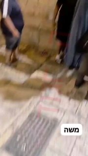 מתנחלים תוקפים פלסטינים בעיר העתיקה בירושלים הכבושה, במקביל לפלישות מסיביות למסגד אל-אקצא המבורך.