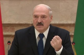 💬 Лукашенко пообещал реагировать «не глядя на законы» в случае повторения протестов Президент Беларуси Александр Лукашенко заявил, что на попытки провести протесты, подобные тем, что проходили в 2020 году, власти будут «жесточайше» реагировать. Так Лукашен