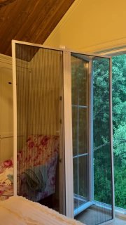 К нам уже давно пришла сетка-гармошка на дверь-окно второго этажа, но времени ее установить не было. И когда Паша наконец собрался, пошел сильнейши... - изображение 2 - окно, хоть, сетки