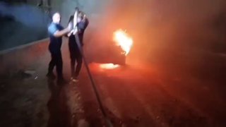مستوطنون يحرقون مركبات فلسطينية في نابلس