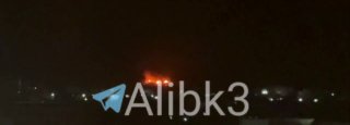 שריפה פרצה בנמל מוח'ה בעקבות הכוונת טילים של כוחות חמושים תימנים.
