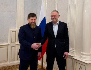 Кадыров встретился в Москве с сенатором от Дагестана Сулейманом Керимовым и назвал его «братом». В 2024 году он объявил Керимову кровную месть.«Провел плодотворную встречу с Братом, сенатором Российской Федерации Сулейманом Керимовым в Москве. Считаю, наро