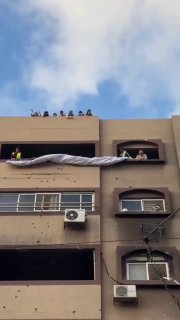 תושבי עזה מחזירים חסד לנבחרת פרעה ולמאמנו חוסאם חסן, שהניף את דגל פלסטין במשחק המונדיאל וגם ירק בפניו של או…