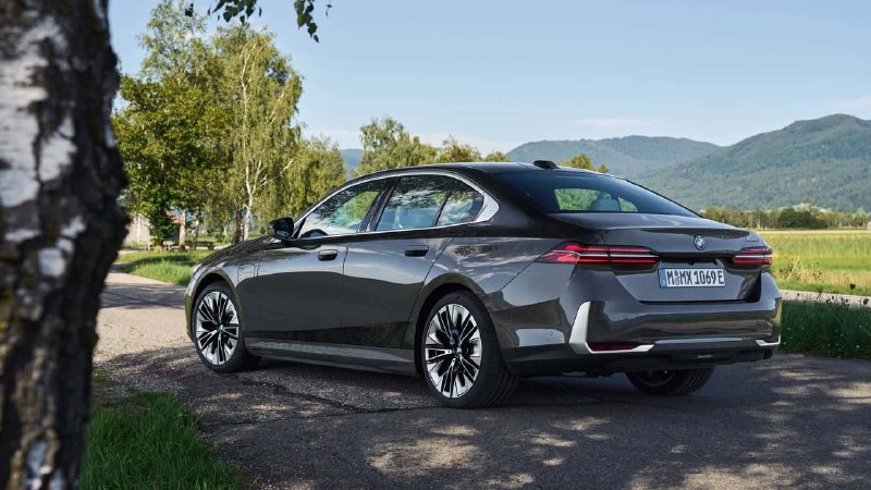 Новая BMW 5 серии получила две гибридные версии 530e и 550e xDrive 4
