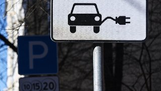В России будут штрафовать за электромобили и гибриды на обычной подземной парковке — если её построили или отремонтировали по новым правилам1 июня вступает в силу новый свод правил МЧС о пожарной безопасности. Он ужесточает правила подземной парковки элект