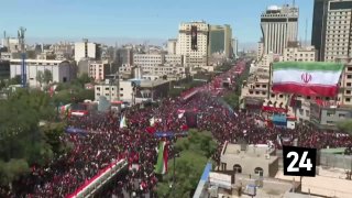 הקהל במשהד ממתין לקבורתו של מר שנהרג איראן