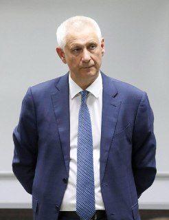 Мэр Магнитогорска Сергей Бердников раскритиковал жителей за жалобы на бензин и напомнил о тяготах Великой Отечественной войны (цитата по «Верстов. Инфо»): «Там [в зоне боевых действий в Украине] люди отдают здоровье, гибнут. А мы тут готовы разорвать власт