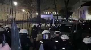 צילומים נוספים מציגים שוטרים פולנים רבים פרוסים מחוץ לבית הדין החוקתי בתוך משבר פוליטי מתגבר.