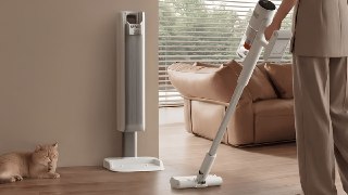 Mijia 4 Pro — новый беспроводной пылесос Xiaomi с функцией самоочисткиПри подключении к док-станции устройство перенесёт всю пыль из пылесборника в большой контейнер на три литра. Его должно хватить на 100 дней использования без ручной очистки.Аккумулятора