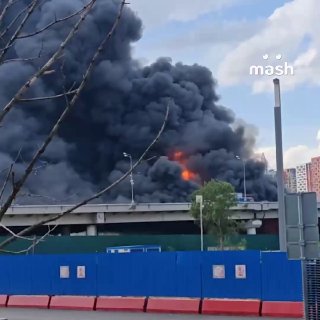Пожар на стройплощадке под эстакадой на северо-востоке Москвы. По данным Mash, горит строительный мусор и лакокрасочные материалы. Площадь возгорания — 300 метров. Движение по Северо-Восточной хорде перекрыто в обе стороны.❗ Не грузятся фото и видео? Читай