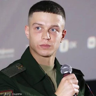 Актёра Глеба Калюжного отпустили в увольнение — второе за 7 месяцев его службы. На этот раз на семейное новоселье в свежеотремонтированной подмосковной квартире.Звезда "Трудных подростков" ещё до армии активно участвовал в ремонте гнёздышка площадью в 43 м