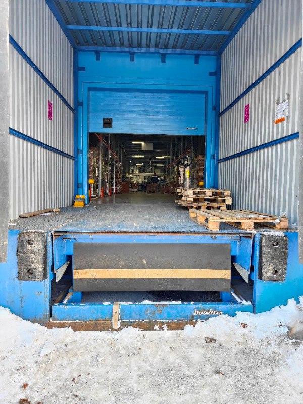 Отвёз новую партию браслетов на склад Озона, и вот она уже доступна для продажи!Вместе с @Inspirer20 вчера съездили на склады маркетплейсов: я делал поставку на Озон, а он – на Wildberries.Склад Озона довольно запутанный, официальная инструкция устарела, работники не могут адекватно подсказать, куда ехать, для фур мало места. На входе сидит охранник, который вручную пробивает номер машины, а для отгрузки сначала надо подойти на приёмочный пункт, затем отгрузиться в один из входов, а потом, почему-то, снова на приёмочный.В то же время склад Wildberries для поставщиков куда лучше: и сам склад, и парковка куда больше, номер автомобиля считывается при въезде автоматически, нет пунктов приёма: куда подъезжать написано в приложении. С другой стороны, нет окон поставки, как на Озон, из-за этого получилась довольно большая очередь, ждали около 20 минут.В любом случае, браслеты поставлены и продаются, а сейчас запускаю рекламную компанию в Yandex Direct.Отвёз новую партию браслетов на склад Озона, и вот она уже доступна для продажи!Вместе с @Inspirer20 вчера съездили на склады маркетплейсов: я делал поставку на Озон, а он – на Wildberries.Склад Озона довольно запутанный, официальная инструкция устарела, работники не могут адекватно подсказать, куда ехать, для фур мало места. На входе сидит охранник, который вручную пробивает номер машины, а для отгрузки сначала надо подойти на приёмочный пункт, затем отгрузиться в один из входов, а потом, почему-то, снова на приёмочный.В то же время склад Wildberries для поставщиков куда лучше: и сам склад, и парковка куда больше, номер автомобиля считывается при въезде автоматически, нет пунктов приёма: куда подъезжать написано в приложении. С другой стороны, нет окон поставки, как на Озон, из-за этого получилась довольно большая очередь, ждали около 20 минут.В любом случае, браслеты поставлены и продаются, а сейчас запускаю рекламную компанию в Yandex Direct.