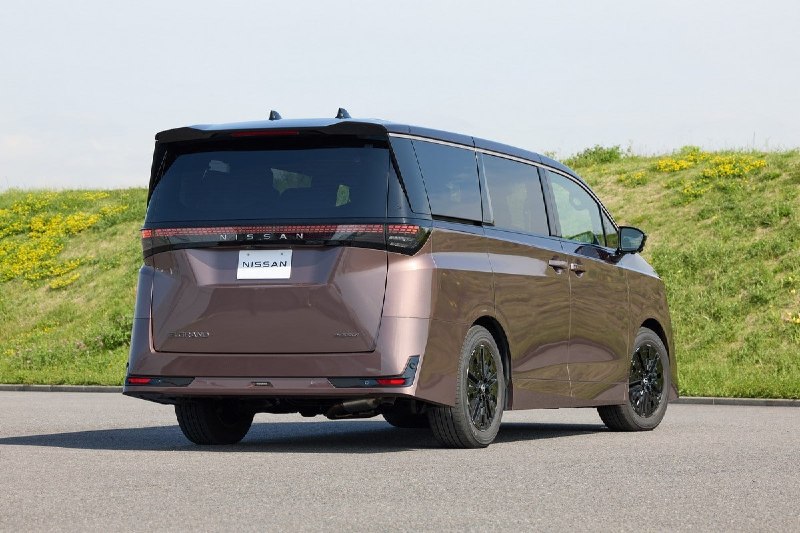 Nissan Elgrand нового поколения показали перед стартом продаж 2