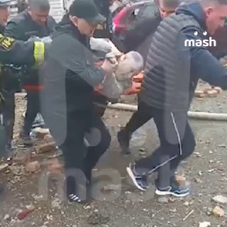 Количество пострадавших при взрыве во Владикавказе увеличилось до восьми человек — из них семь взрослых и один ребёнок.   Пожару присвоили повышенный ранг сложности, на месте взрыва работают экстренные службы, салюты со склада продолжают детонировать.  ❗ Н