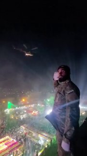 מסוקים צבאיים שהטילו פעם פצצות חבית על אזרחים סורים בפיקודו של אסד, טסו מעל מצודת דמשק המשוחזרת במהלך פסטיב…