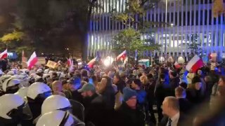 סכסוך על בית המשפט החוקתי הפולני; המשטרה הקיפה את הבניין -לקשר