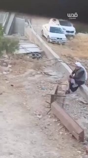 כוחות הכיבוש מסתערים על בית באזור אל-דיראת במוספר יטא, דרומית לחברון, ועוצרים מספר בני משפחה.