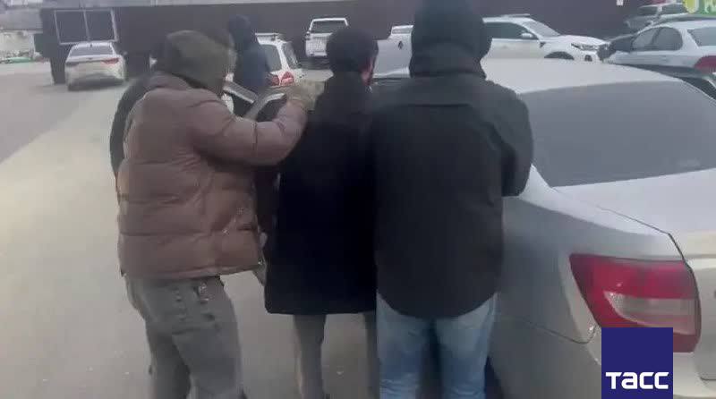 Житель Дагестана арестован на два месяца за незаконное хранение и сбыт 7,5 кг наркотиков из Москвы в республику, сообщили ТАСС в пресс-службе УФСБ Росс фото