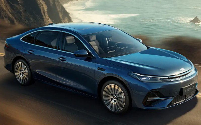 Geely показала гибрид с запасом хода до 2100 км и ценой от 1,2 млн рублейGeely п