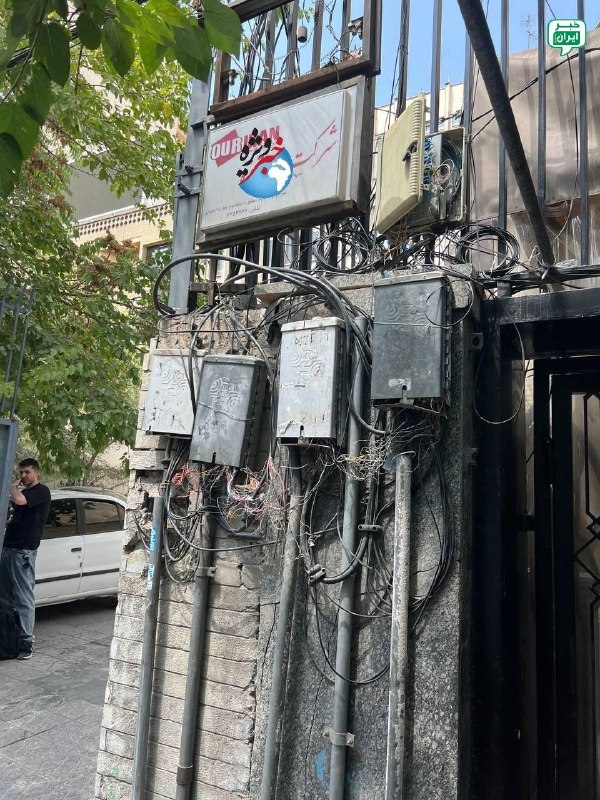 خبر تهران: وضعیت نابسامان شبکه مخابرات مرکز شهید قدوسی تهران: تصاویر فوق مربوط به پستهای مخابراتی منصوبه در بلوار میرداماد جنب مسجد