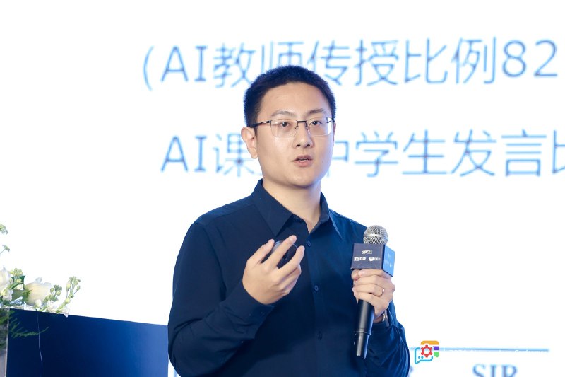 我们举办了提示工程领域第一次全国性的大会爆场了，很多朋友站着听完了全程，结束以后大家聚餐又聊到快十二点才陆陆续续散场，以后一定找个更大的场子