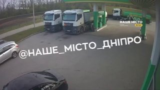 Днепр подвергался волновым атакам более 20 часов, шесть человек погибли, еще 47 пострадали, сообщил глава областной военной администрации Александр Ганжа:• «20 часов... Более 20 страшных часов волнами россияне атаковали Днепр. Били ракетами и беспилотникам